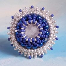 Anillo azul marino bordado con cristal de Swarovski, perlas redondas y cuentas de rocalla Miyuki